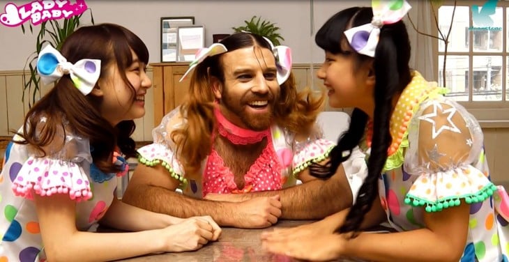 Ladybaby platicando