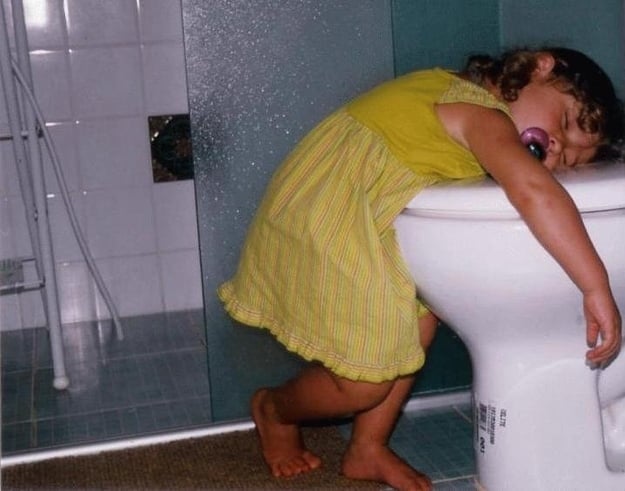 niña dormida en un baño