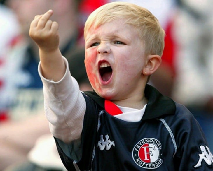 niño levantando el dedo del medio en partido de futbol furioso