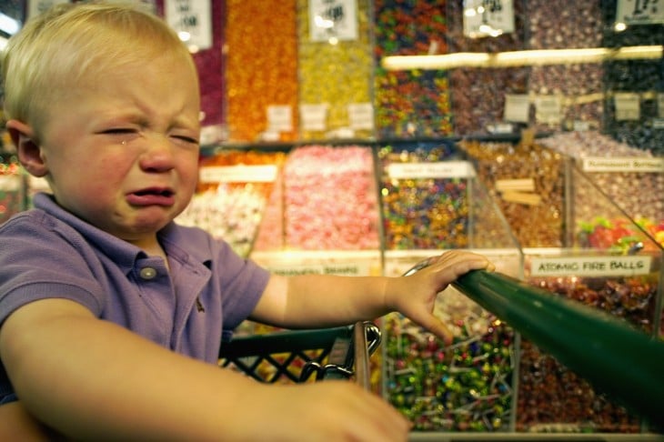 niño llorando en supermercado