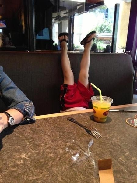 niño con piernas arriba en un restaurante
