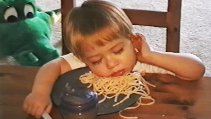 niño se queda dormido comiendo spaguetti