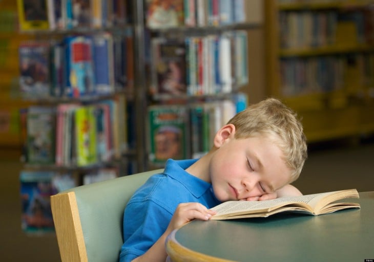 niño dormido en libro abierto