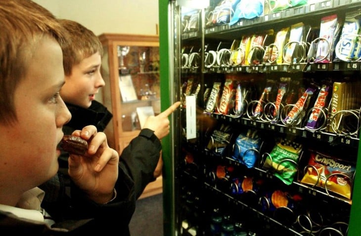 niños en maquinas de dulces