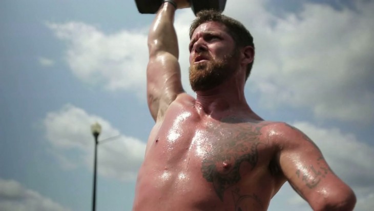 Noah Galloway haciendo pesas