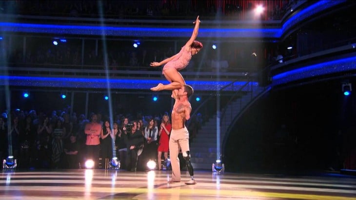 Noah Galloway carga a su pareja de baile