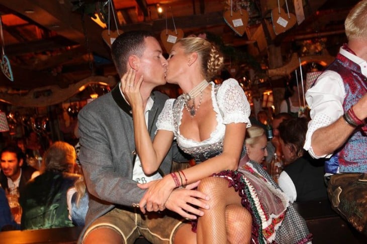 Pareja se besa en el Oktoberfest