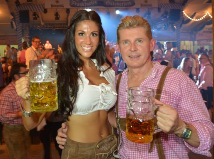 Pareja disfruta de Oktoberfest