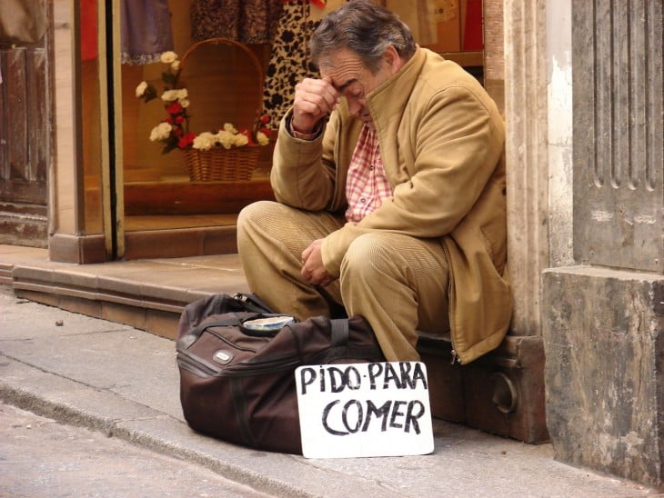 Hombre pide dinero para comer