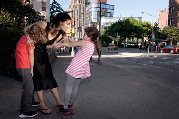 madre regañando a sus hijos
