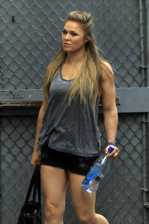 Ronda Rousey con botella de agua en la mano