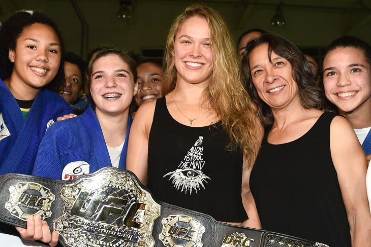 Ronda con su madre luciendo el campeonato