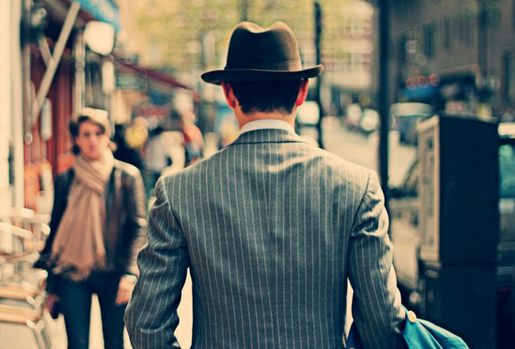 hombre con sombrero caminando