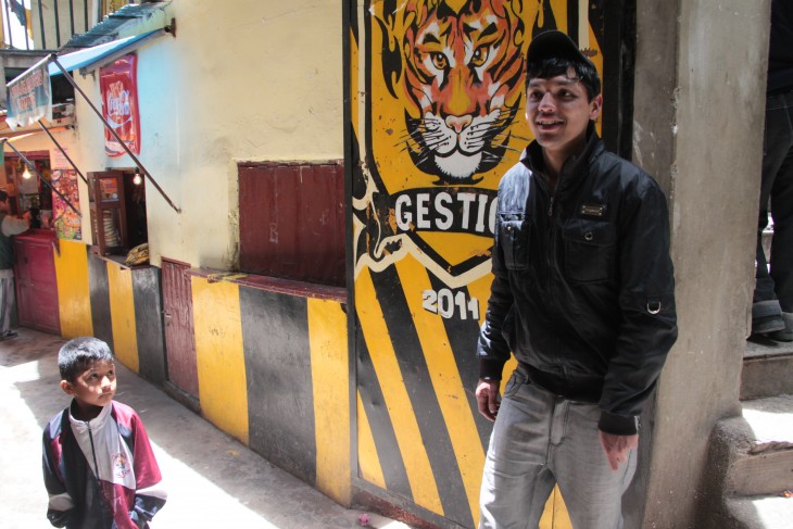 Joven y niño dentro de cárcel