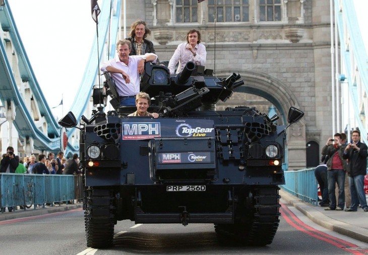 integrantes de top gear en un tanque por la ciudad