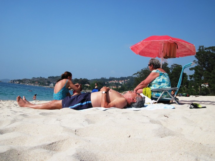 Familia de vacaciones en la playa