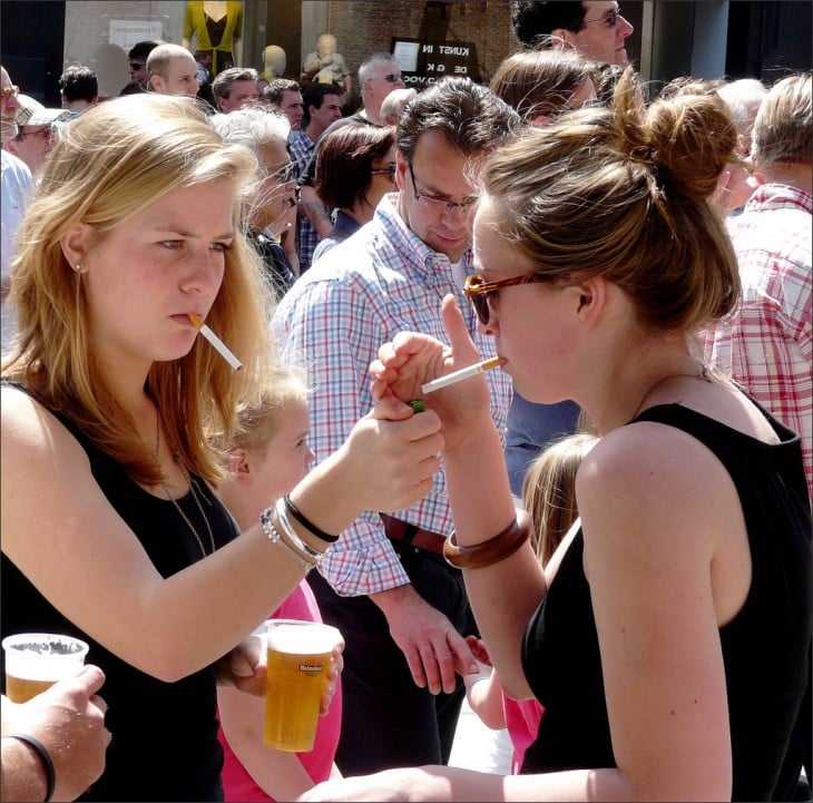 dos chicas fumando y bebiendo