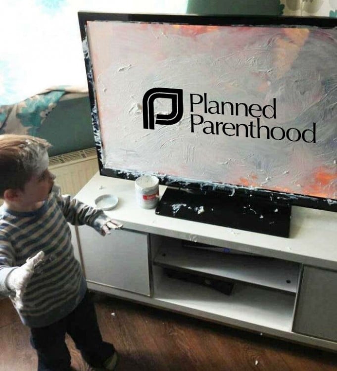 paternidad planeada de Niño que mancha televisor