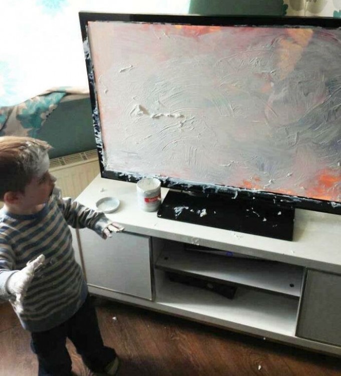 Niño mancha pantalla de televisor original