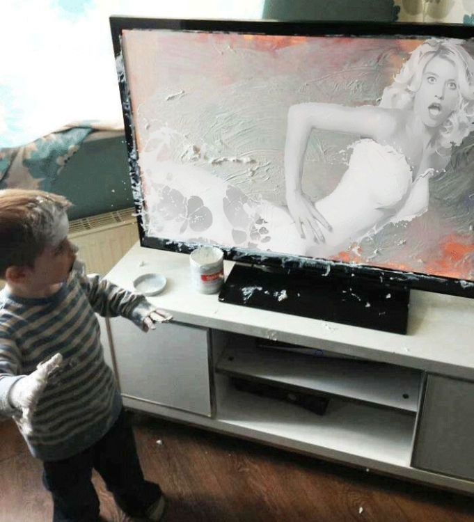 chica en pantalla de Niño que mancha televisor