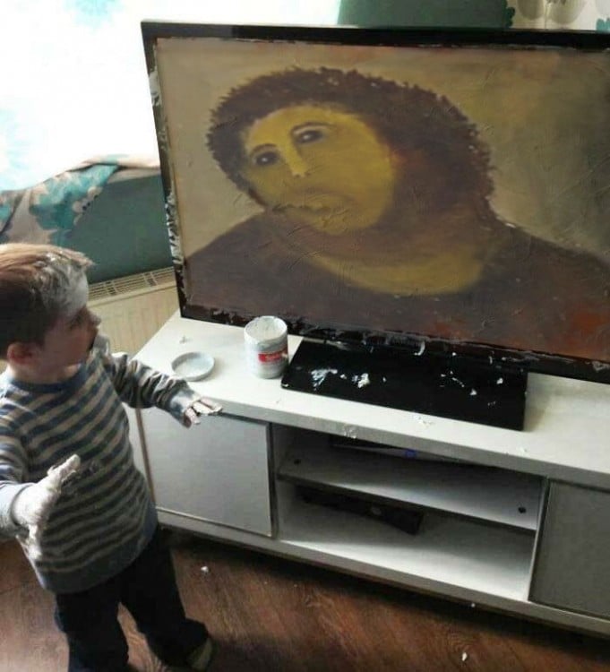 ecce homo Niño mancha pantalla de televisor