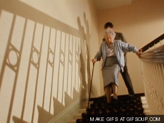 gif de mr bean bajando escaleras