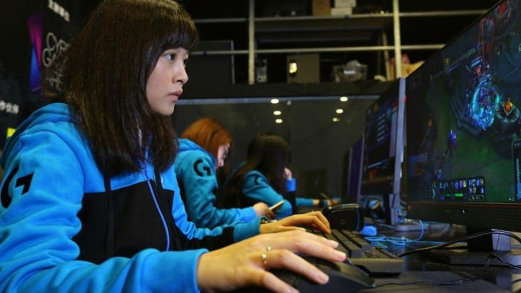 mujer asiática jugando en línea