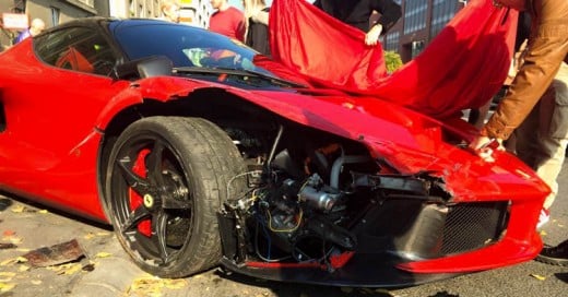 Estrella su Ferrari LaFerrari de 1.5 Millones de dólares minutos después de comprarlo