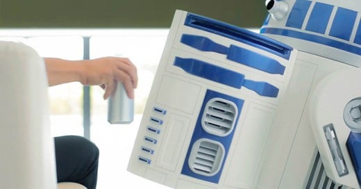 Cerveza fría a control remoto al estilo Star Wars. ¡Refrigerador de R2-D2 tamaño real!