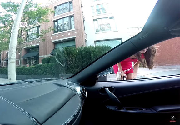 Hombre en Ferrari pide el teléfono a una chica y esto pasa Hombre en Ferrari pide el teléfono a una chica y esto pasa