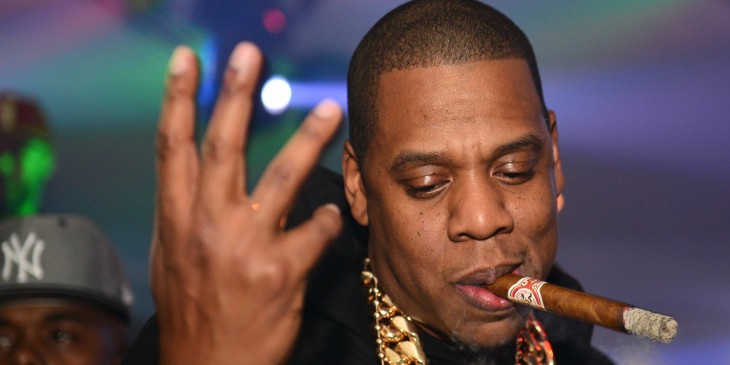 Jay-Z fumando un habano