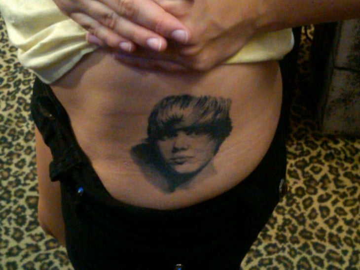 chica con tatuaje de Justin Bieber