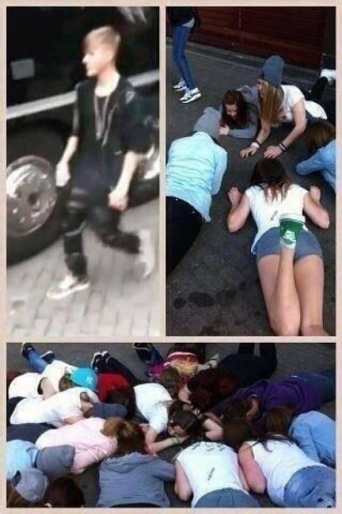 fans besan el suelo donde pisó Justin Bieber