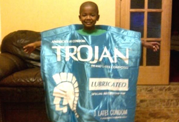 Niño disfrazado de condón