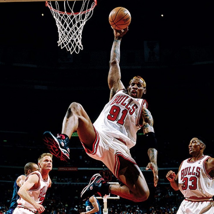 DEnnis Rodman toma un rebote