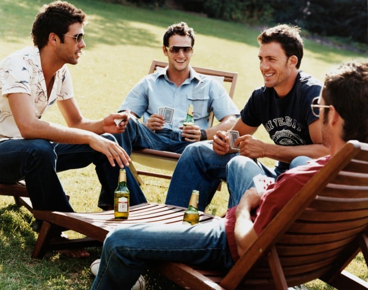 Amigos conversando en jardín