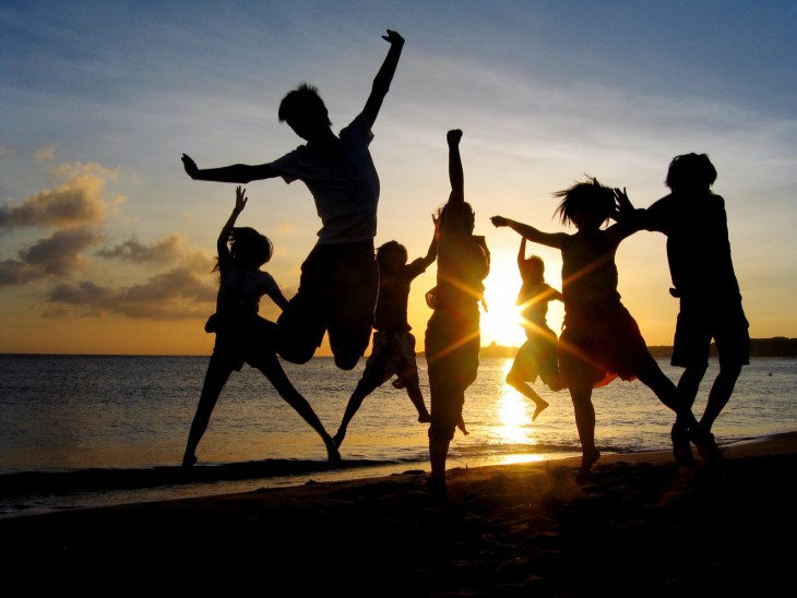 Amigos brincando en el atardecer