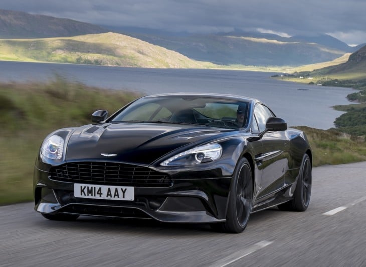 Aston Martin negro en carretera