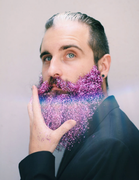 Hombre con barba brillante