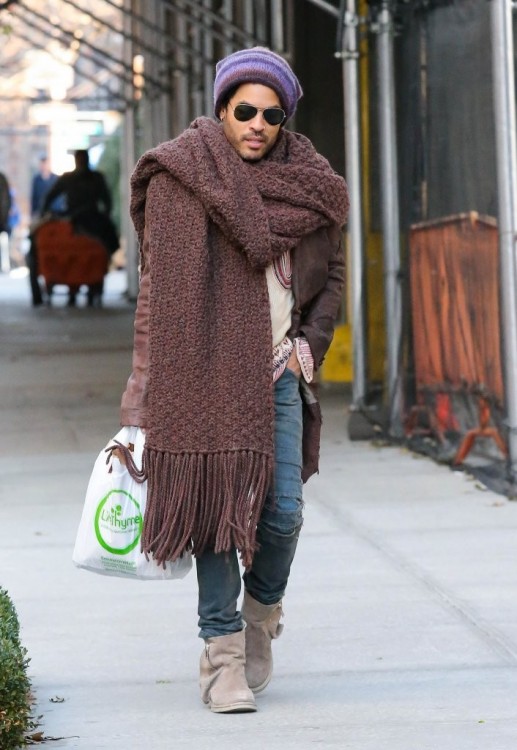 Lenny Kravitz con bufanda gigante