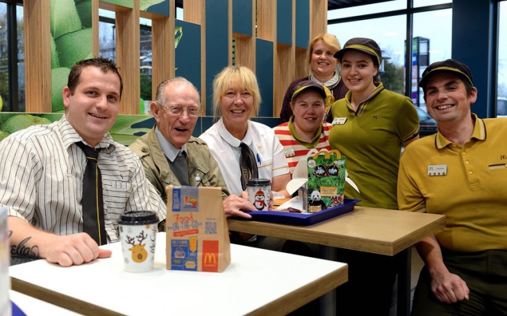 Ancioano celebra con empleados de McDonalds