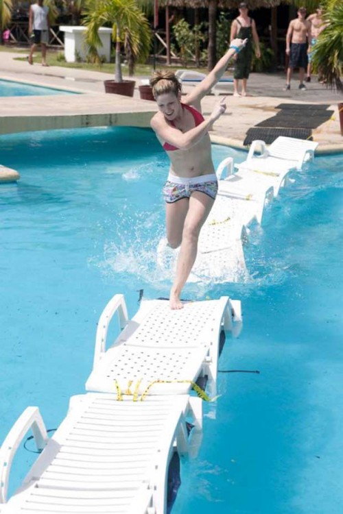 Corriendo sobre sillas de piscina