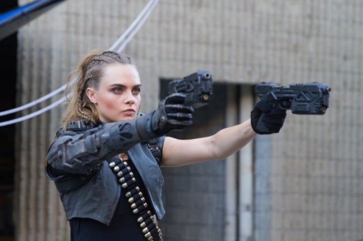 cara delevinge con pistolas en trailer del nuevo call of duty black ops 3