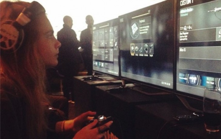 cara delevinge jugando el nuevo call of duty black ops 3