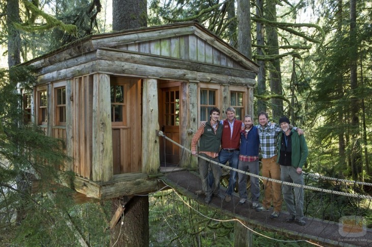 Amigos en su casa del árbol