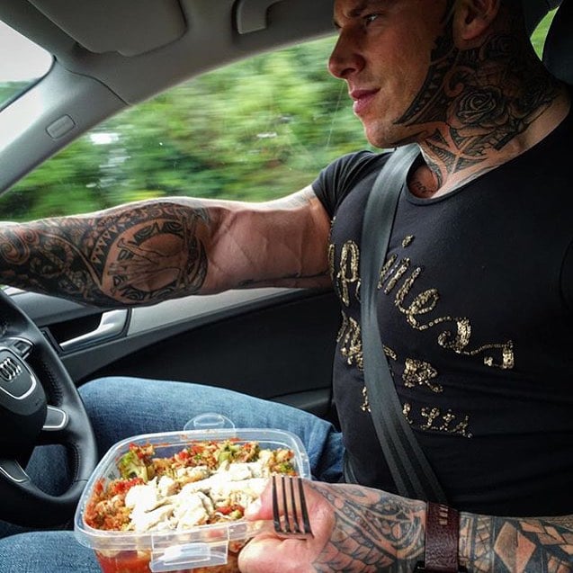 Hombre conduce mientras come