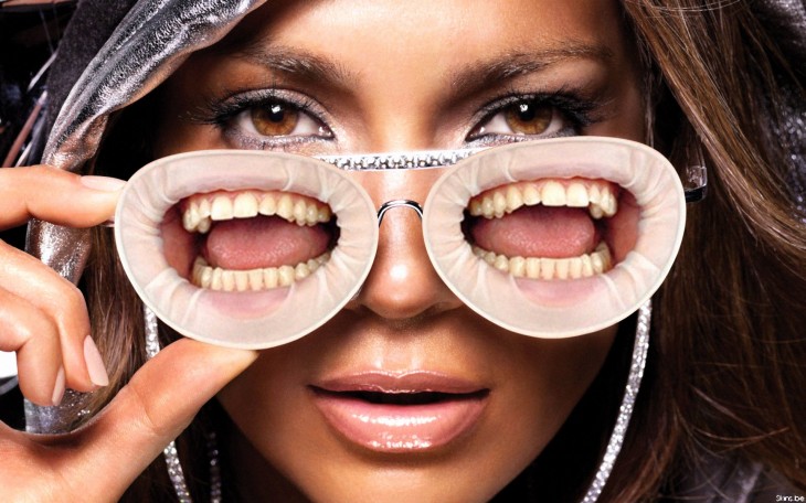 JLo con lentes de bocas