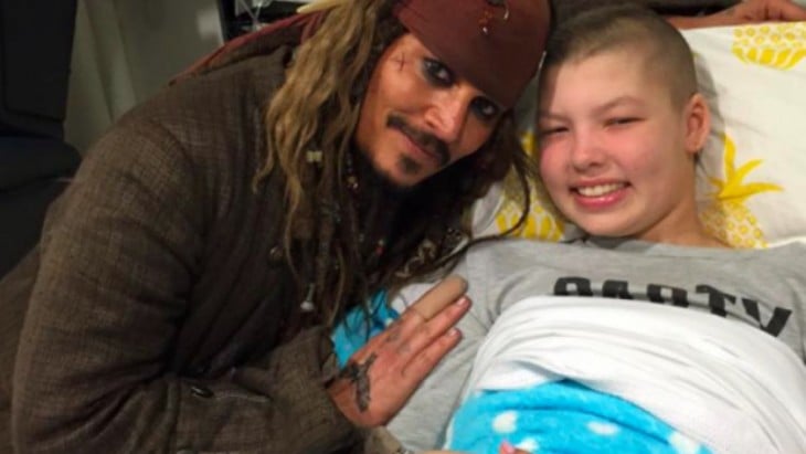 Jhonny Depp con niño enfermo