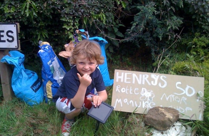 Niño vendiendo sacos de estiércol 