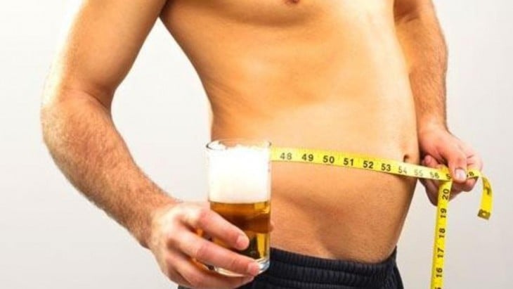 Hombre con cerveza y barriga abultada